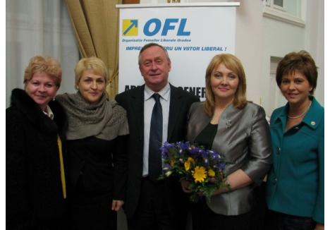 Noua şefă a OFL Bihor, Lidia Popa (în foto, a doua de la dreapta spre stânga), a fost singura candidată la această funcţie